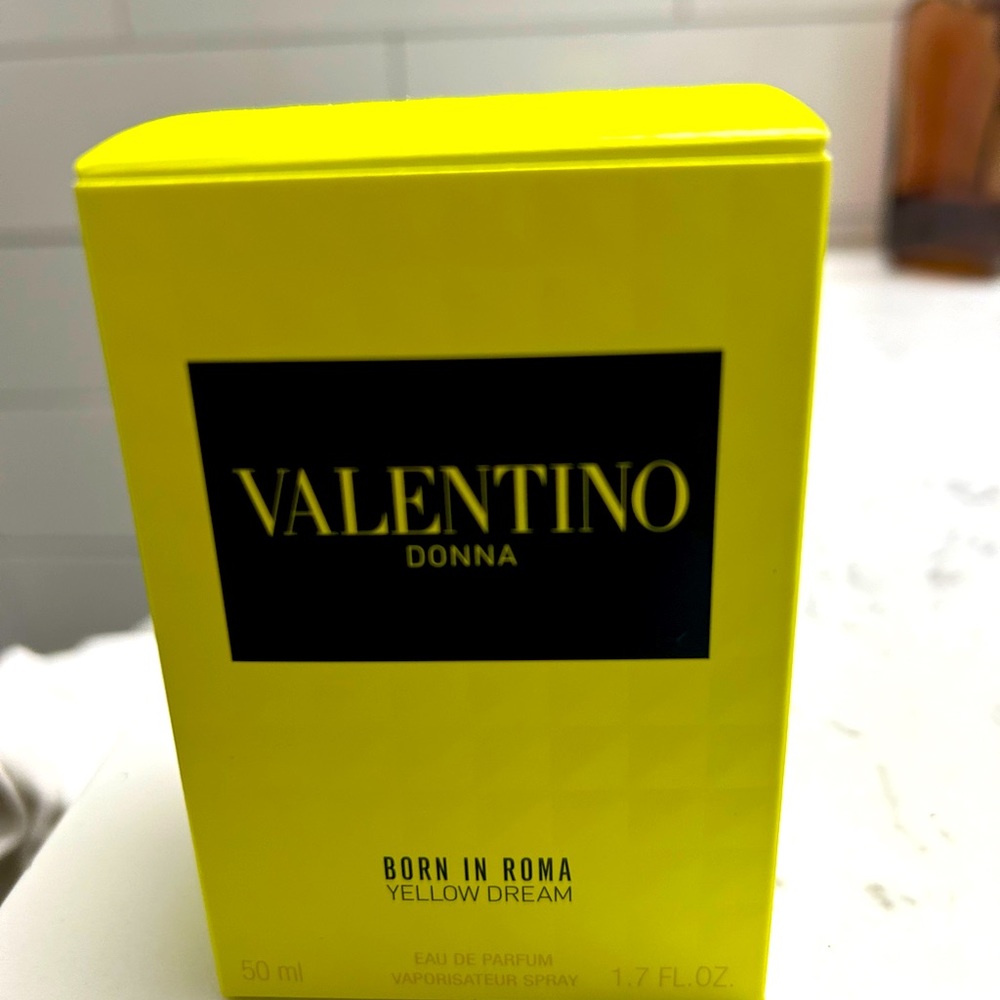 - Valentino Donna Born In Roma Yellow Dream Eau De Parfum Spray 50ml/1.7oz